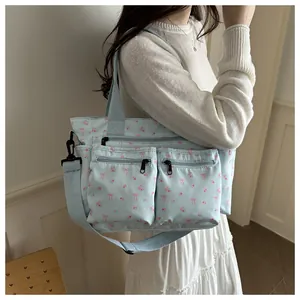Zijaanzicht van de bloemen tote tas met verstelbare riem en multi-pocket ontwerp