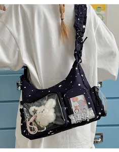 Detailansicht der dunkelblauen Star Ita Bag mit Rüschenriemen und PVC-Sichtfenster