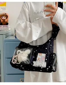 Detail der Canvas-Tasche mit Sternenmuster und PVC-Fenster für Anime-Plüschtiere