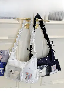 Detail der Crossbody Ita Bag mit gerafften Trägern und transparentem Sichtfenster für Plüsch