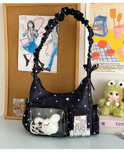 Detailansicht der Sterntasche mit transparenten PVC-Fenstern und Plüsch-Hasen-Anhänger