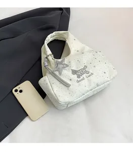 Vue détaillée du sac beige avec motif d'étoiles et broderie de chien de dessin animé