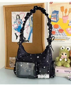 Detail der schwarzen Ita-Tasche mit Sternmuster und modischem gerafftem Schultergurt