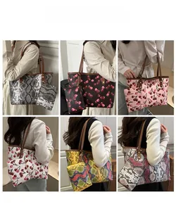 Sac fourre-tout chic à imprimé serpent et cerise avec pochette assortie sur modèle