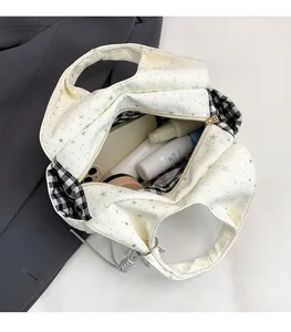 Vue de dessus du sac en toile crème à étoiles argentées montrant son grand espace