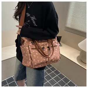 Gedetailleerd zijaanzicht van roze bloemen tote bag met strikjes en brede schouderriem