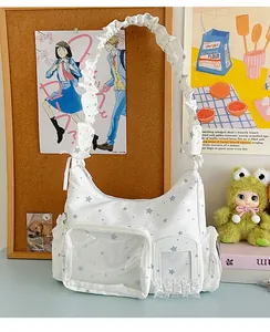 Detail der weißen Ita Bag mit Sternmuster, Rüschenriemen und Klarsichtfächern