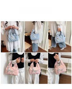 Détails du sac cabas en toile avec broderie Meow Luck et motifs chat en rose et bleu