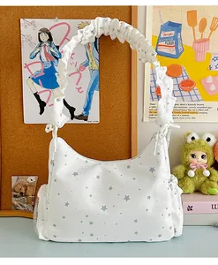 Nahaufnahme der weißen Tasche mit Sternenmuster, Wolkengriff und seitlichen Kordelzügen