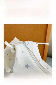 Detailansicht des glatten weißen Metallreißverschlusses und Sternmusters der Twill-Tasche