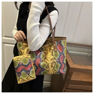 Détail du sac fourre-tout coloré à motif serpent avec porte-monnaie et anses marron