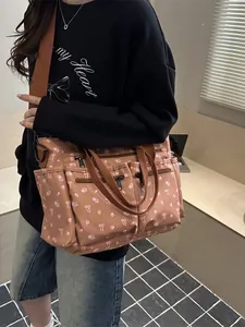 Bruine tote bag met bloemenprint, witte strikken, meerdere zakken en brede schouderband