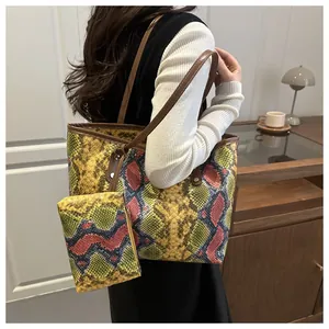Détail du sac cabas motif serpent avec petite pochette assortie aux couleurs chic
