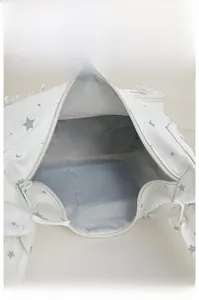 Innenansicht der weißen Canvas-Tasche mit Sternenmuster und geräumiger Innentasche