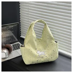 Détail du sac à main vert clair avec motifs étoiles et broderie animale Good Luck