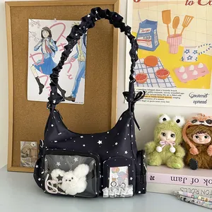 Schwarze Schultertasche mit Sternenprint, Klarsichttasche und Plüschtier im Y2K-Stil