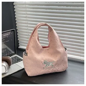 Détail du sac cabas rose en nylon avec étoiles argentées, patch chiot et texte Good Luck