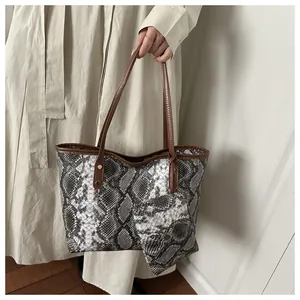 Ensemble cabas gris motif serpent avec pochette assortie et bandoulière marron