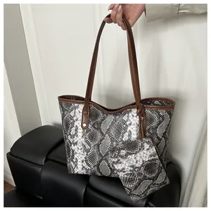 Vue détaillée du sac cabas imprimé python avec anses brunes et pochette amovible