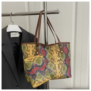 Détail de l'ensemble de sacs cabas à imprimé serpent coloré avec pochette zippée assortie
