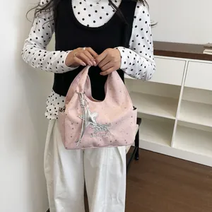 Sac à main rose avec motif étoile, broderie Good Luck et pendentifs argentés