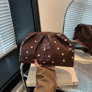 Bolso de mano marrón efecto cocodrilo con tachuelas doradas para un estilo de noche