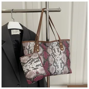 Détail du cabas motif serpent violet avec pochette assortie et rivets dorés