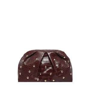 Elegante bolso de mano burdeos con grabado de cocodrilo, pliegues y remaches dorados