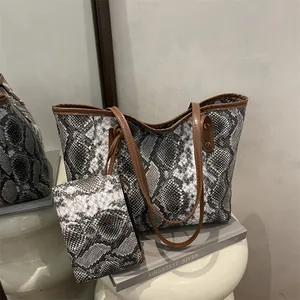 Sac cabas chic à imprimé serpent avec anses marron et pochette assortie sur piédestal