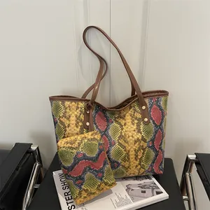 Ensemble sac cabas à imprimé serpent chic avec petite pochette assortie et poignées en similicuir