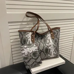 Sac fourre-tout tendance à motif serpent avec lanières brunes et pochette assortie