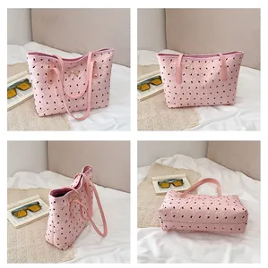 Vue détaillée du sac cabas rose plissé avec motifs papillons et nœud doré élégant