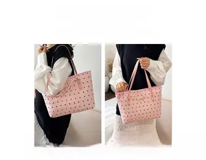 Sac fourre-tout rose avec nœuds et boucle en métal, porté à l'épaule et à la main