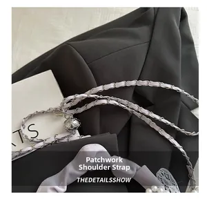 Détail de la bandoulière cousue avec tissu violet, chaîne en métal et perles décoratives