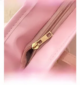 Gros plan du sac cabas rose en cuir avec fermeture éclair dorée et texture premium
