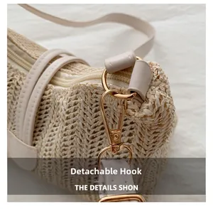 Dettaglio del gancio rimovibile in metallo dorato e trama intrecciata della borsa beige