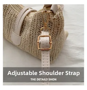 Dettaglio tracolla regolabile in pelle con fibbia dorata su borsa intrecciata beige