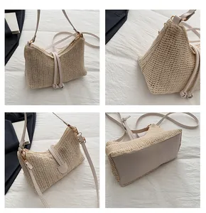 Dettagli della borsa in paglia beige con finiture in pelle bianca e metallo dorato