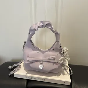 Sac à main plissé violet clair avec imprimé floral et pendentif en forme de cœur