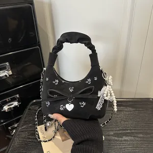 Sac à main froncé noir avec broderie florale blanche et pendentif coeur en métal