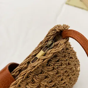 Detail van de vintage bronzen rits op een handgemaakte geweven stro emmer tas