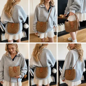 Detailweergave van gevlochten strooien schoudertassen in bruin en beige met leren kleppen