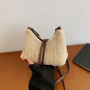 Borsa a spalla minimalista in paglia intrecciata beige con cerniera e tracolla in pelle