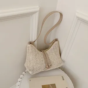 Borsa a spalla minimalista in paglia intrecciata beige con motivo a V e tracolla in pelle