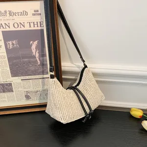 Elegante borsa a tracolla intrecciata beige con cinturino in pelle nera e dettaglio a nodo retrò