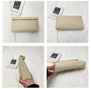 Vue détaillée sous quatre angles de la texture tissée beige et de la structure de la pochette