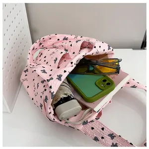 Vista interna della borsa rosa che mostra la capienza per cellulare, occhiali e ombrello