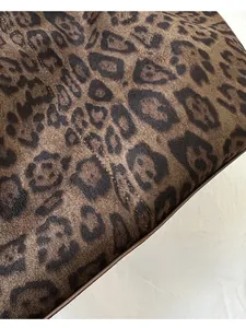 Gros plan du sac fourre-tout léopard en suédine avec détails de double couture précise