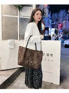 Sac cabas chic à imprimé léopard porté par un mannequin pour un style urbain tendance