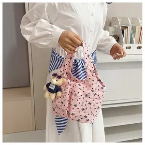 Borsa in seersucker rosa con stampe di cuori e ciondolo a forma di orsetto